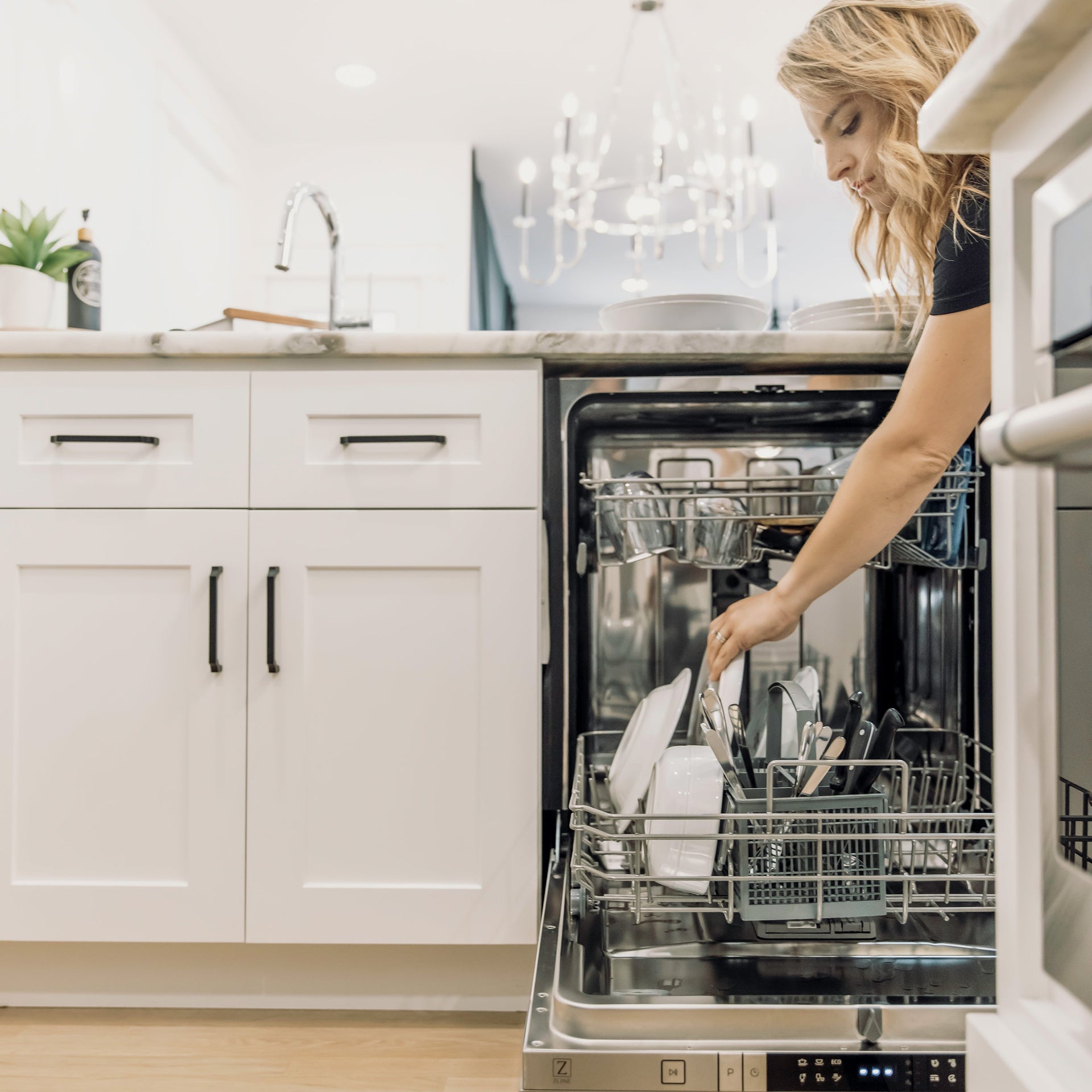 zline-24-top-control-built-in-dishwasher-with-satin-stainless-steel-panel-and-stainless-steel-tub-with-modern-style-handle-52dba-dw-sn-24