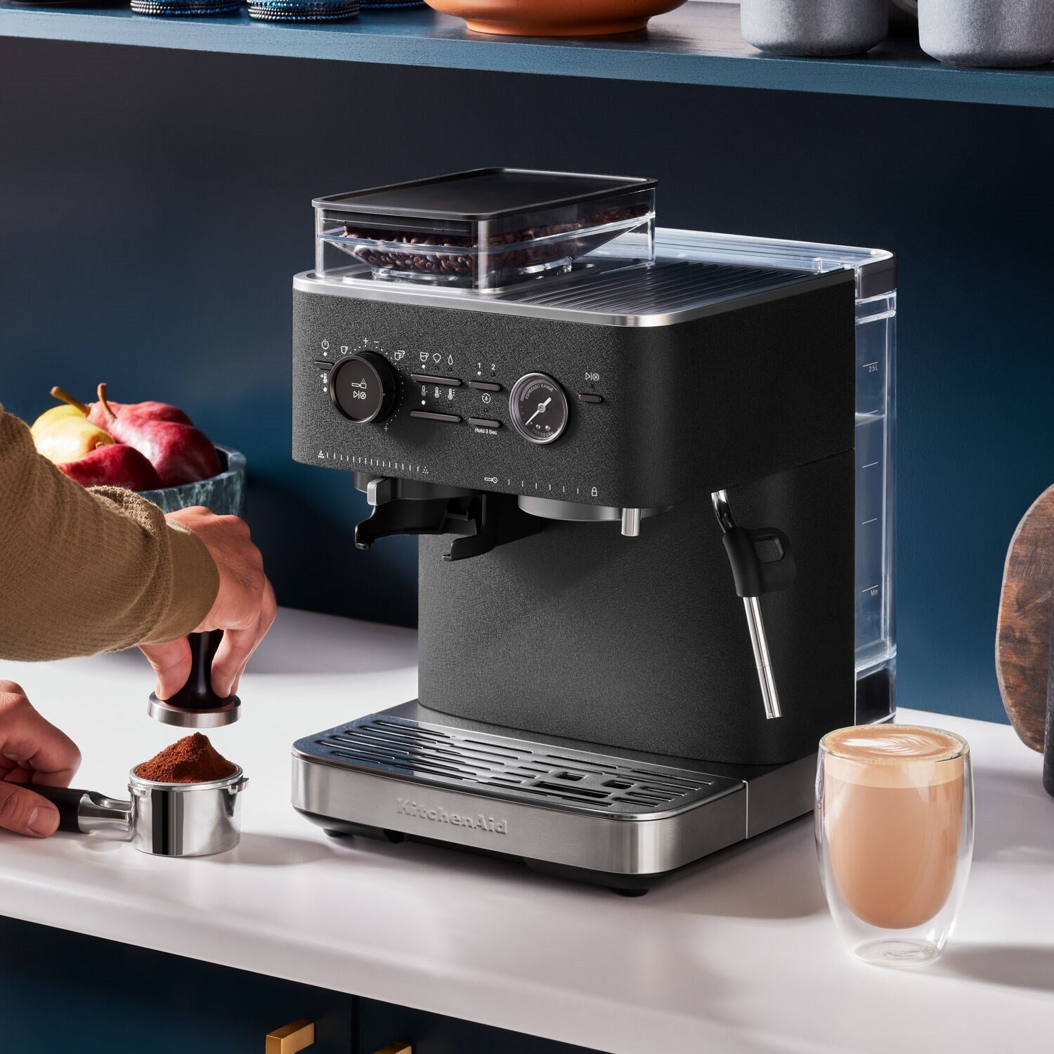 kitchenaid-semi-automatic-espresso-machine-with-burr-grinder-in-cast-iron-black-15-bar-pump-kes6551bk